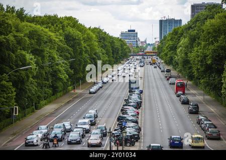 Straße, die durch den großen Tiergarten in Berlin führt Stockfoto