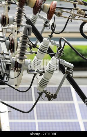 Hochspannungssicherungen am Hochspannungspol, Ausschalter dreiphasige Hochspannungssicherungen auf Stahlträgern Drahtverbindung auf Betonmast. Stockfoto