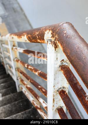 Rost von Metallen an Eisengeländern oder Handläufen. Korrosion von Metall. Rost und Korrosion in der Schweißnaht. Korrodierender Rost auf altem Eisen, Schmirgelroststruktur. Stockfoto