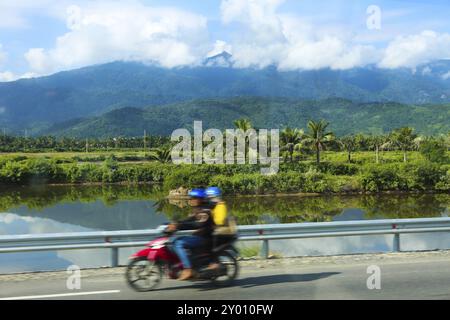 Nicht identifizierte Personen fährt Motorrad auf einer Straße in Vietnam Stockfoto