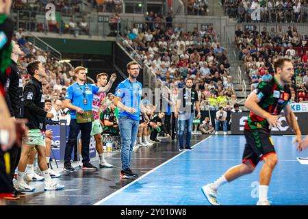 Jaron Siewert (Fuechse Berlin, Trainer) beobachtet das Spiel der Fuechse Berlin SC Magdeburg vs. Fuechse Berlin, Handball Supercup 2024, 2024/25, 31.08.2024 Foto: Eibner-Pressefoto/Gerhard Wingender Stockfoto