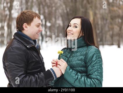 Glückliche junge Paare, die Spaß im Winter park Stockfoto