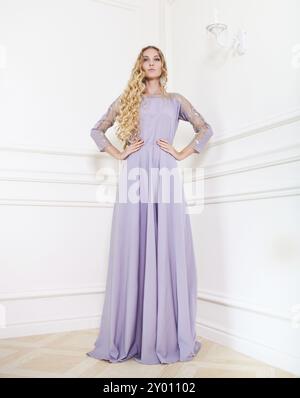 Porträt der schönen blonden Frau in langen Lavendel Kleid Stockfoto