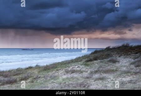 Schiff in Nordsee im Sturm, Zandvoort, Nordholland, Niederlande Stockfoto