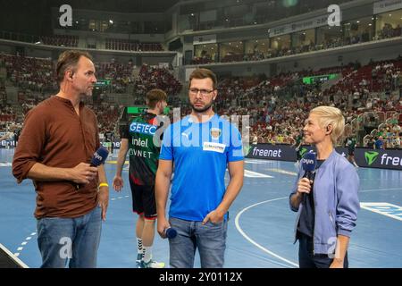 Jaron Siewert (Fuechse Berlin, Trainer) und Dagur Sigurosson (ehemaliger deutscher Bundestrainer und aktueller Trainer Kroatien) im Interview mit Anett Sattler SC Magdeburg vs. Fuechse Berlin, Handball Super Cup 2024, 2024/25, 31.08.2024 Foto: Eibner-Pressefoto/Gerhard Wingender Stockfoto