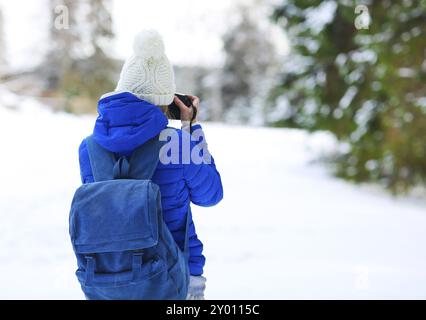 Junge Frau im weißen Winterwald wandern. Lifestyle-Konzept Stockfoto