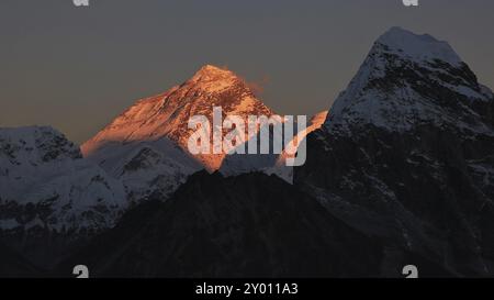 Der höchste Berg der Welt bei Sonnenuntergang. Beleuchteter Gipfel des Mount Everest Stockfoto