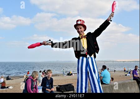 Edinburgh, Schottland, Großbritannien. 31. August 2024. Edinburgh Big Beach Busk. Der Annual Big Beach Busk an der Portobello Promenade, alle Arten von Straßenunterhaltung, eine Meile Promenade, eine Meile von Buskern. Ein Jongleur auf Stelzen. Quelle: Craig Brown/Alamy Live News Stockfoto