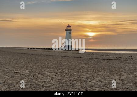 Sonnenuntergang am Leuchtturm in der Nähe von Ayr Talacre, Flintshire, Clwyd, Wales, Großbritannien Stockfoto
