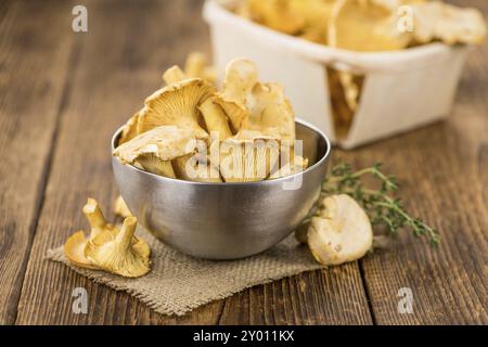 Teil der frisch geerntete Pfifferlinge auf hölzernen Hintergrund als detaillierte Nahaufnahme (selektive Fokus) Stockfoto