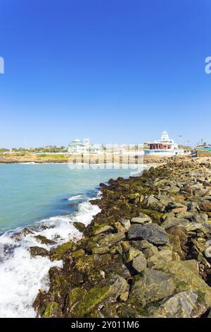 Landschaftsansicht von Kamarajar und Gandhi Memorial Mandapam an der Küste von Kanyakumari an einem sonnigen Tag in Tamil Nadu, Indien. Vertikal Stockfoto