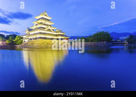 Der Eingang des Schlosses Matsumoto, beleuchtet mit Nachtlichtern zur blauen Stunde in der Präfektur Nagano, Japan, Asien Stockfoto