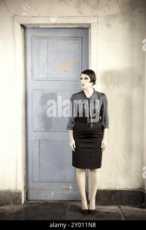 Frau In Der Nähe Der Tür. Retrospektive Überprüfung. 20-s XX Jahrhundert Stockfoto