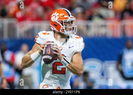 31. August 2024: Clemson Tigers Quarterback Cade Klubnik (2) wirft im ersten Quartal des Aflac Kickoff Game 2024 im Mercedes-Benz Stadium in Atlanta, GA, gegen die Georgia Bulldogs. (Scott Kinser/CSM) Stockfoto