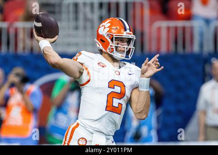 31. August 2024: Clemson Tigers Quarterback Cade Klubnik (2) wirft im ersten Quartal des Aflac Kickoff Game 2024 im Mercedes-Benz Stadium in Atlanta, GA, gegen die Georgia Bulldogs. (Scott Kinser/CSM) Stockfoto