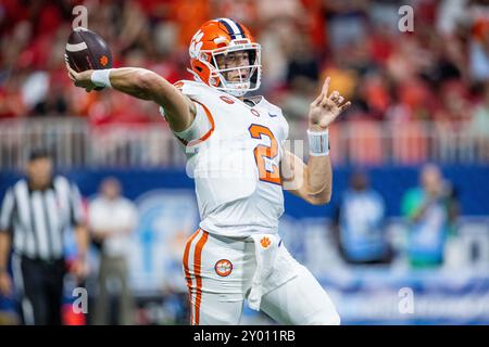 31. August 2024: Clemson Tigers Quarterback Cade Klubnik (2) wirft im ersten Quartal des Aflac Kickoff Game 2024 im Mercedes-Benz Stadium in Atlanta, GA, gegen die Georgia Bulldogs. (Scott Kinser/CSM) Stockfoto