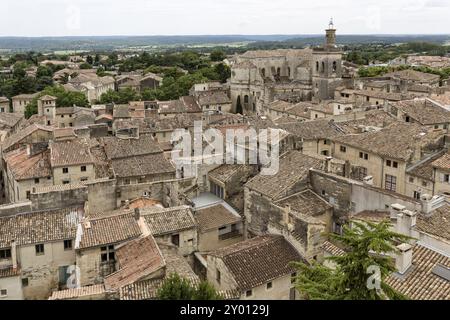 Über den Ziegeldächern der kleinen Stadt Uzes in Südfrankreich Stockfoto