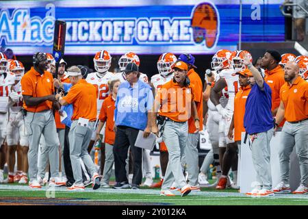 31. August 2024: Clemson Tigers Head Coach Dabo Swinney im zweiten Quartal gegen die Georgia Bulldogs im Aflac Kickoff Game 2024 im Mercedes-Benz Stadium in Atlanta, GA. (Scott Kinser/CSM) Stockfoto