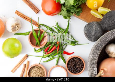 Ein Blick von oben auf einen Haufen Chili aus der Vogelauge oder Thai Chilis. Stockfoto