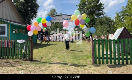 Zenevichi, Weißrussland - 5. Juli 2023: Urlaub im belarussischen Dorf. Leute, die das Konzert sehen. Stockfoto