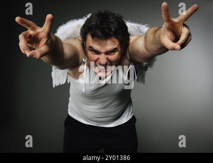 Herr Angel mit weißen Flügeln. Crazy Charakter-portrait Stockfoto