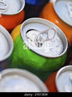 Dosen mit süßen Getränken (oder Bier). Kühlung gefroren und mit Wassertropfen Stockfoto