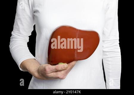 Frau mit Modellleber am weißen Körper isoliert auf schwarzem Hintergrund Stockfoto