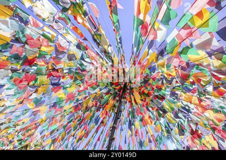 Stürzender Linien mit bunten Fahnen als Dekoration für Festlichkeiten in Portugal Stockfoto