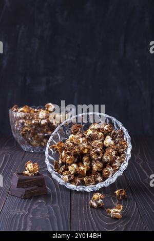 Nahaufnahme von süßen Schoko Popcorn in eine Kristallschale auf hölzernen Hintergrund Stockfoto