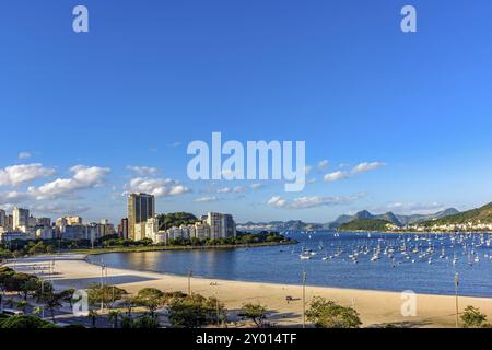 Strand und Umgebung von Botafogo mit den Hügeln von Rio De Janeiro und Bucht von Guanabara im Hintergrund Stockfoto