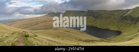 Dunkle Wolken über Llyn y Ventilator Fach und Picws Du (Bannau Sir Gaer) im Carmarthen Fans, Carmarthenshire, Wales, Großbritannien Stockfoto