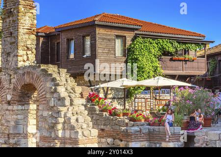 Nessebar, Bulgarien, 25. Juli 2016: Alte Ruinen und Holzhäuser auf der Straße der antiken Stadt Nesebar, Europa Stockfoto