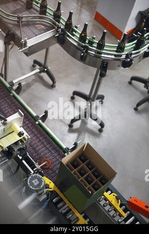 Industrieller Produktion gedreht mit Sektflaschen auf dem Förderband in einer Fabrik Stockfoto