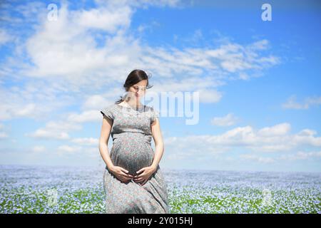 Portrait einer jungen schönen Frau in Leinen Feld Stockfoto