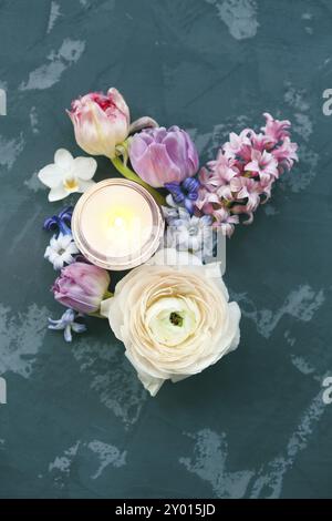 Festliche Einladung Karte mit schönen Blumen und Kerzen auf dem dunklen Hintergrund Stockfoto