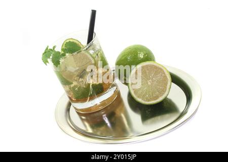 Mojito auf einem Tablett mit frischen Limetten und Zitronenmelisse Stockfoto