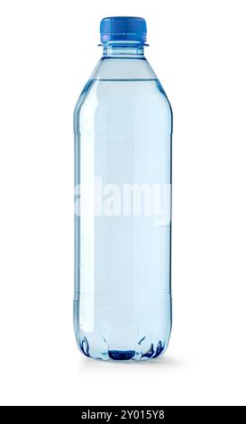 Blaue Wasserflasche aus Kunststoff isoliert auf weiß Stockfoto