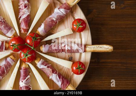 Nahaufnahme von einem typischen italienischen Schneidebrett von oben gesehen Stockfoto