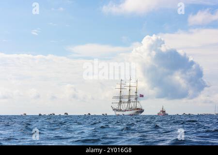 Lindesnes, Norwegen, 08. August 2021: Dreimastgetaktetes Segelschulschiff Satsraad Lehmkuhl, das Spangereid, Europa, verlässt Stockfoto