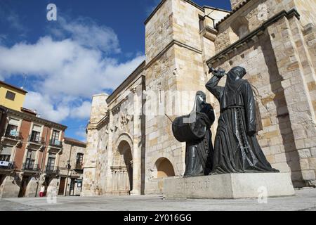 Bronzestatue von Merlu auf der Plaza Mayor, eine der repräsentativsten Figuren der Karwoche in Zamora, hinter der Kirche Iglesia San Juan de Puerta Stockfoto