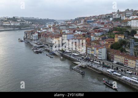 Blick von der Ponte Dom Luis I auf die Promenade Cais da Ribeira am Fluss Douro und das historische Zentrum von Porto, Portugal, Europa Stockfoto