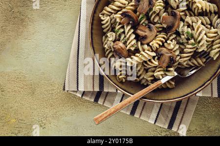 Fusilli Nudeln, in cremiger Pilzsauce, Nudeln mit Pilzen, hausgemacht, keine Leute Stockfoto