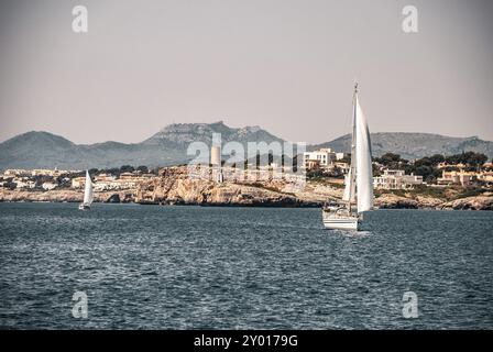 Zwei Segel Schiffe mit Porto Cristo im Hintergrund Stockfoto