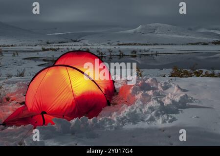 Beleuchtetes Zelt bei hellem Mondlicht im Doeralen Valley, Rondane National Park, Hedmark Fylke, Norwegen, September 2010, Europa Stockfoto