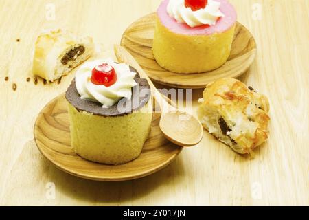 Kuchen und Stücke von Pudding auf Holzbrett Stockfoto