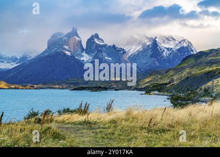 Wunderschöner nebeliger Berg Cuernos del Paine am Abend mit dem See Pehoe im Torres del Paine Nationalpark im chilenischen Patagonien, Chile, Südamerika Stockfoto