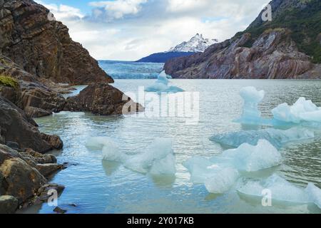 Blick auf kleiner Eisberg brechen sie Grey Gletscher und schwimmende in Grauen See im Südlichen Patagonischen Eisfeld in Chile Stockfoto