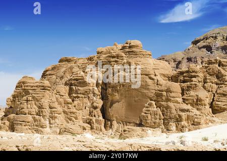 Hohe felsige Berge gegen den blauen Himmel und weiße Wolken in der Wüste in Ägypten Dahab South Sinai Stockfoto