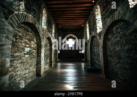 Kreuzfenster im mittelalterlichen Steinflur Stockfoto