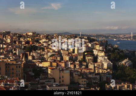 Stadt Istanbul bei Sonnenuntergang in der Türkei, Stadtbild des Beyoglu-Viertels Stockfoto